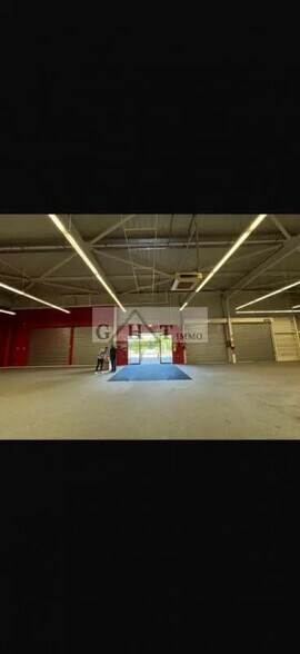 Retail in Ballainvilliers for lease - Interior Photo - Image 2 of 2