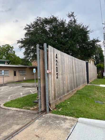 4202 Sherwood Ln, Houston, TX for lease - Building Photo - Image 1 of 7