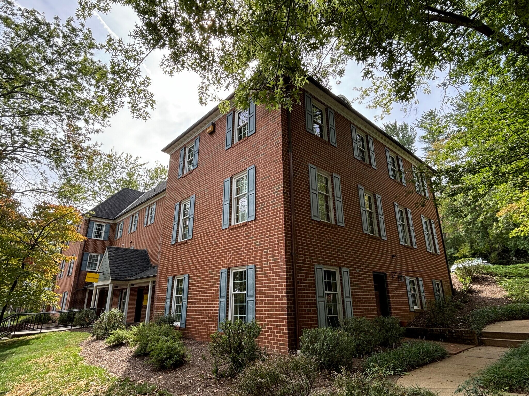 1010 Ednam Ctr, Charlottesville, VA for sale Primary Photo- Image 1 of 1