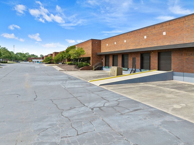 5245 Westgate Dr SW, Atlanta, GA for lease - Primary Photo - Image 1 of 3