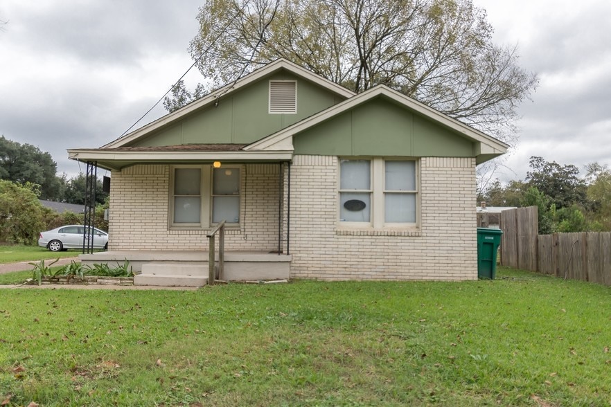 207 W Montgomery St, Willis, TX for lease - Primary Photo - Image 1 of 9