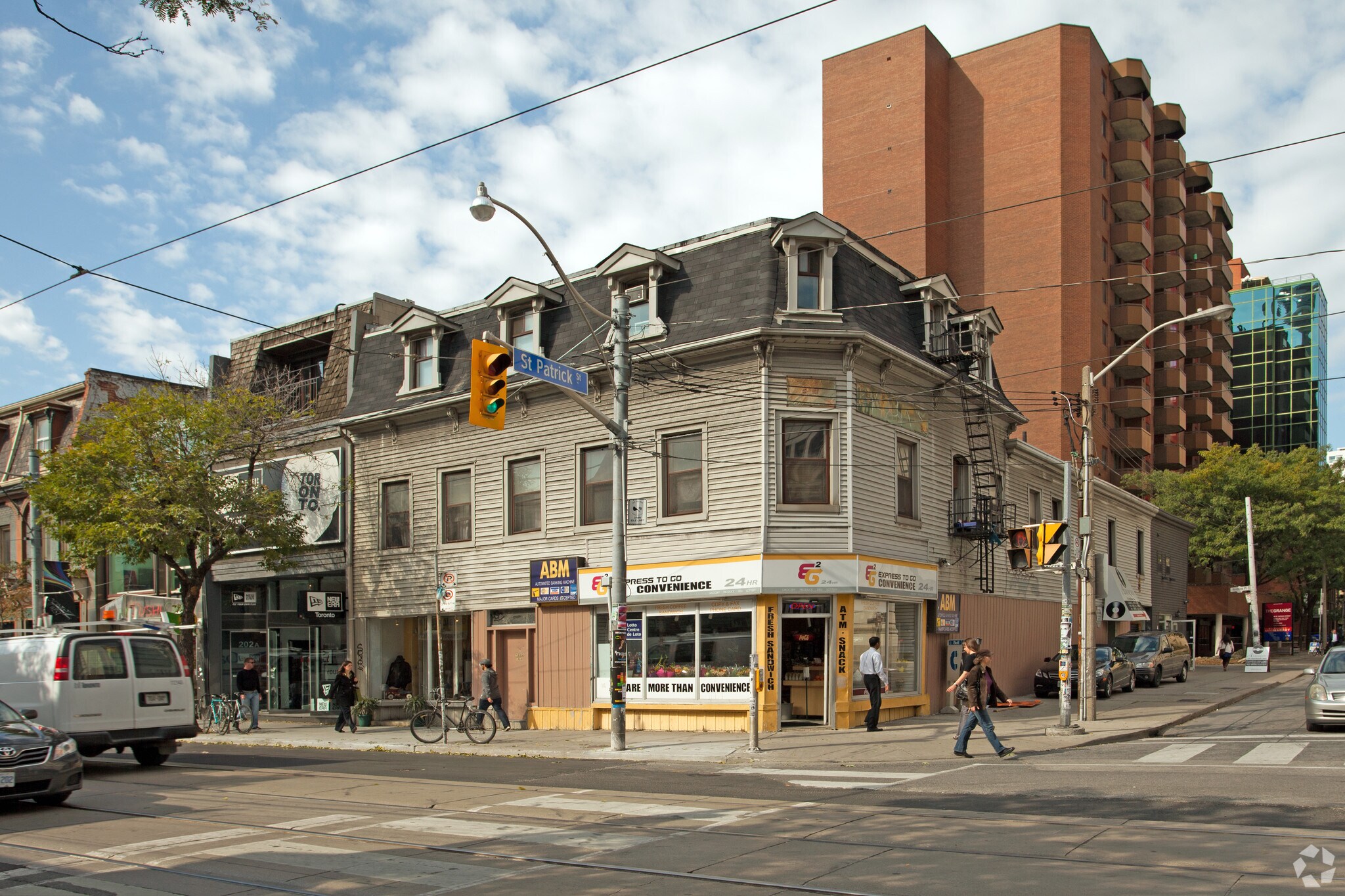 198-200 Queen St W, Toronto, ON for lease Primary Photo- Image 1 of 3