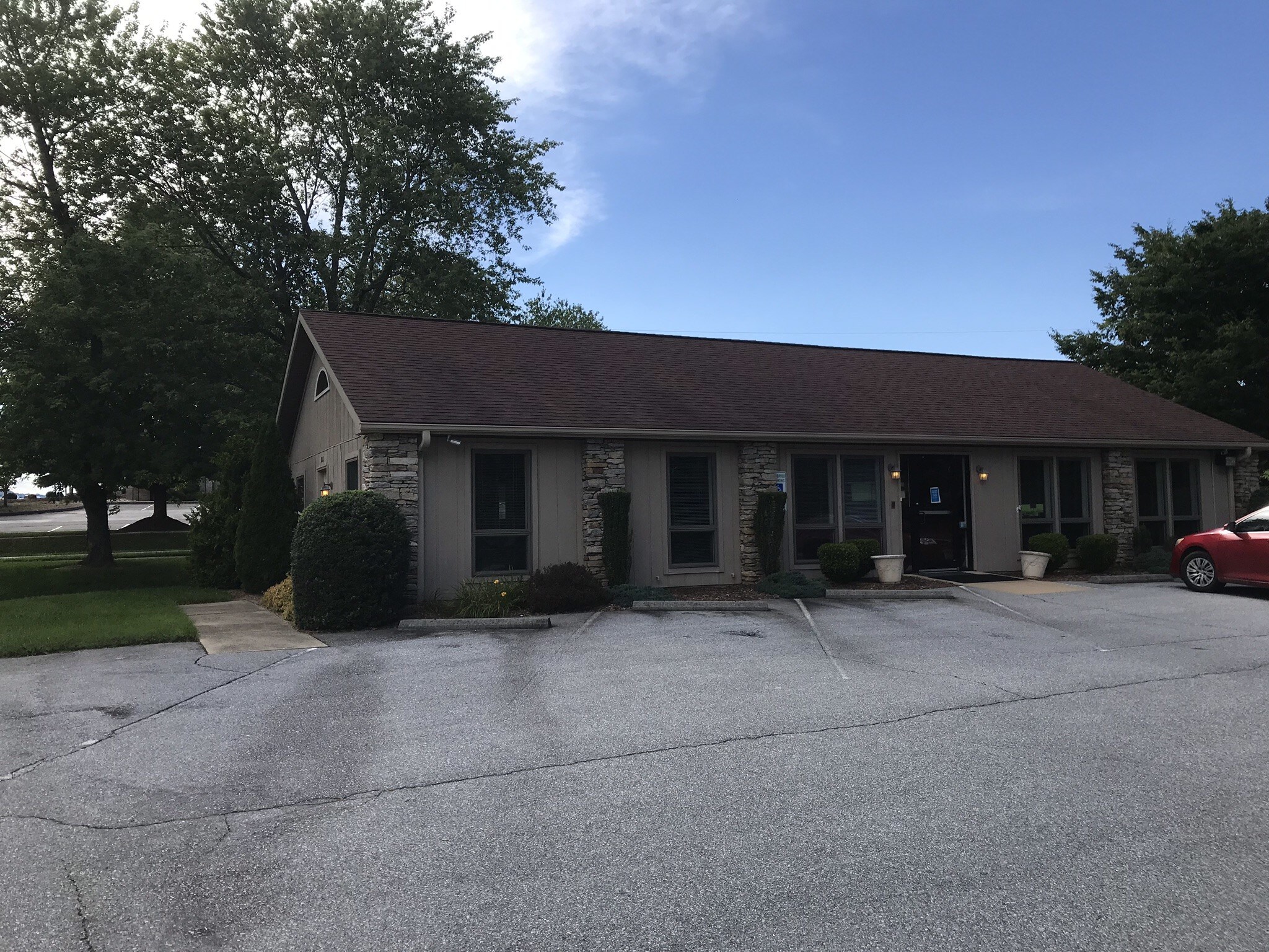 1012 Old Spartanburg Rd, Hendersonville, NC 28792