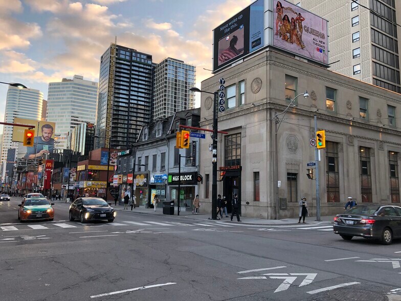 376 Yonge St, Toronto, ON for sale - Building Photo - Image 1 of 1