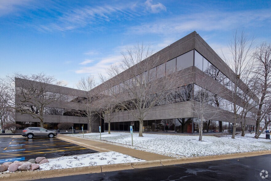 3400 Dundee Rd, Northbrook, IL for lease - Primary Photo - Image 1 of 21