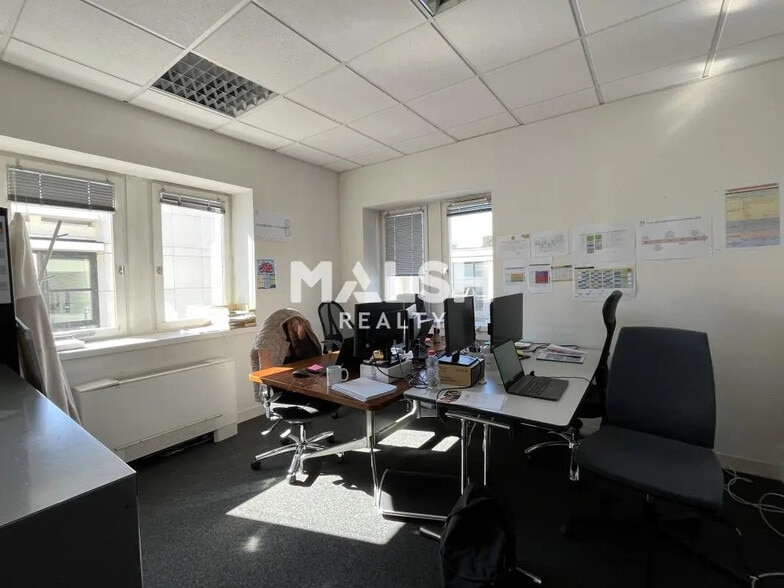 Office in Lyon for lease - Interior Photo - Image 2 of 15