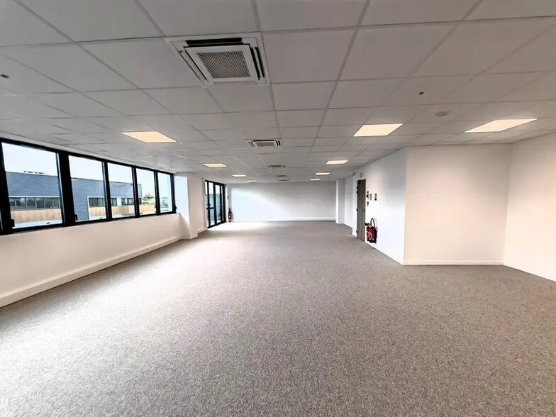 Industrial in Chalifert for lease - Building Photo - Image 3 of 7