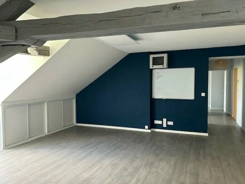 Office in Tours for lease - Interior Photo - Image 2 of 4