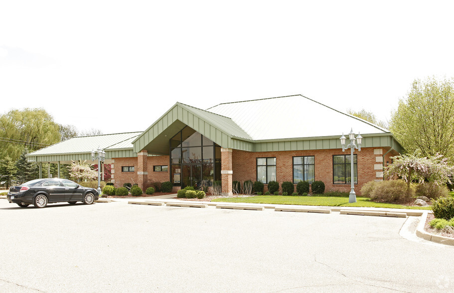 37451 Ecorse Rd, Romulus, MI for lease - Building Photo - Image 1 of 2