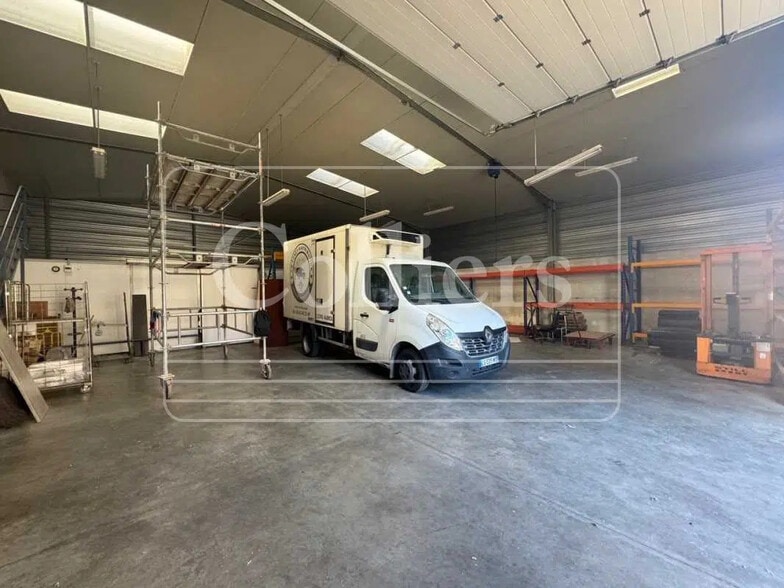 Flex in Auriol for lease - Interior Photo - Image 1 of 5