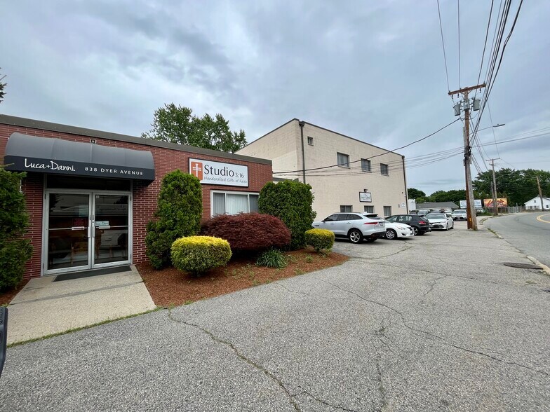 838 Dyer Ave, Cranston, RI for sale - Building Photo - Image 1 of 1