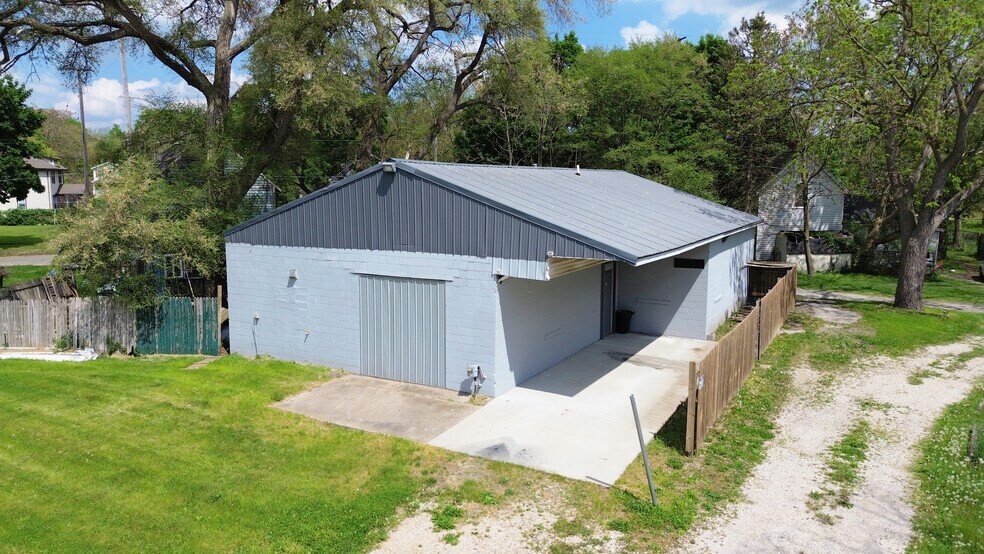 713 Fenton Rd, Flint, MI for sale - Primary Photo - Image 1 of 13