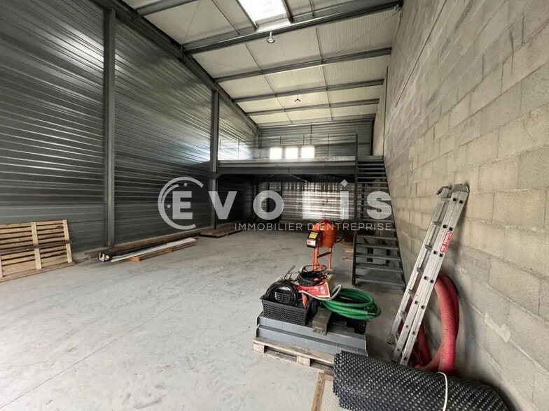 Flex in Saint-Priest for lease - Interior Photo - Image 3 of 6