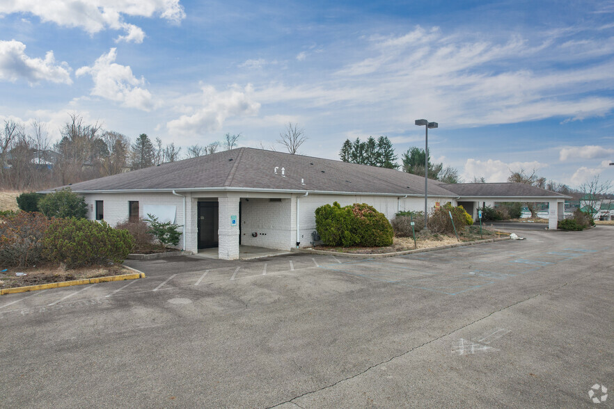 3000 Village Dr, Jeannette, PA for sale - Building Photo - Image 1 of 6