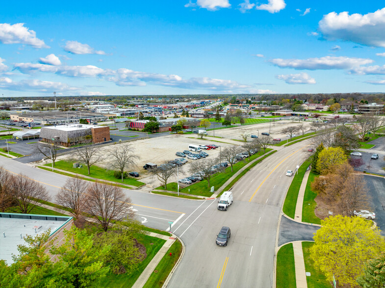 151 Fieldgate Dr, Saint Charles, IL for sale - Building Photo - Image 1 of 8