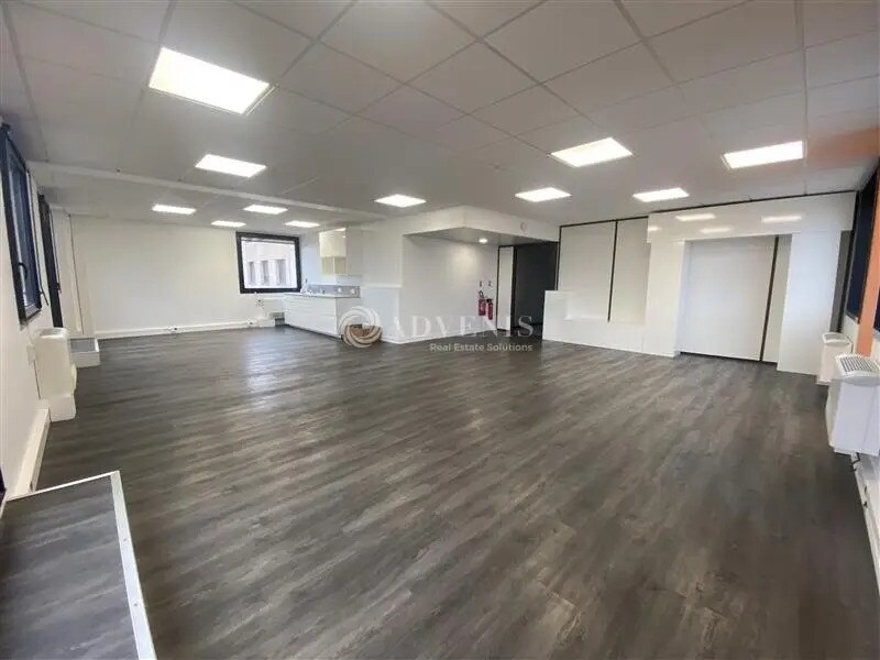 Office in Guyancourt for lease Interior Photo- Image 1 of 6