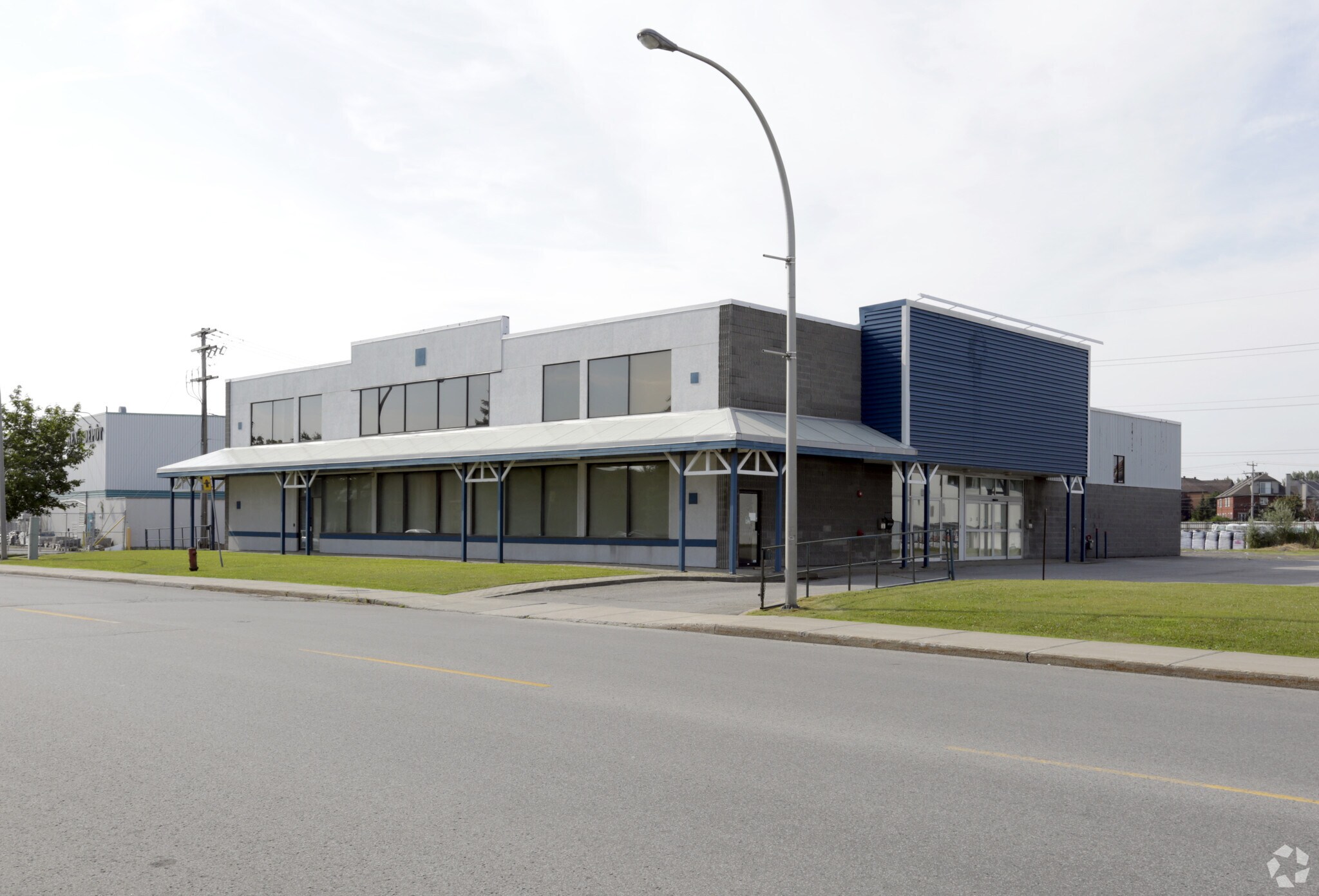 10350 Rue Renaude-Lapointe, Montréal, QC for sale Primary Photo- Image 1 of 1
