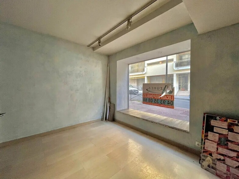 Retail in Antibes for lease - Interior Photo - Image 3 of 5
