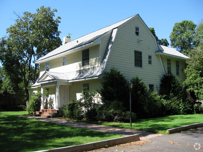 208 Glen Cove Rd, Old Westbury, NY for sale - Primary Photo - Image 1 of 1