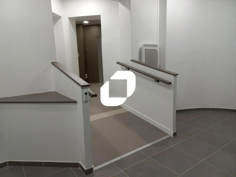 Office in Roubaix for lease - Interior Photo - Image 2 of 9