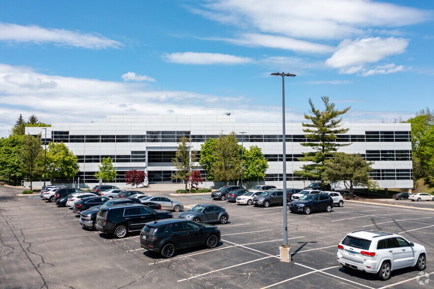 40900 Woodward Ave, Bloomfield Hills, MI for lease - Building Photo - Image 2 of 3