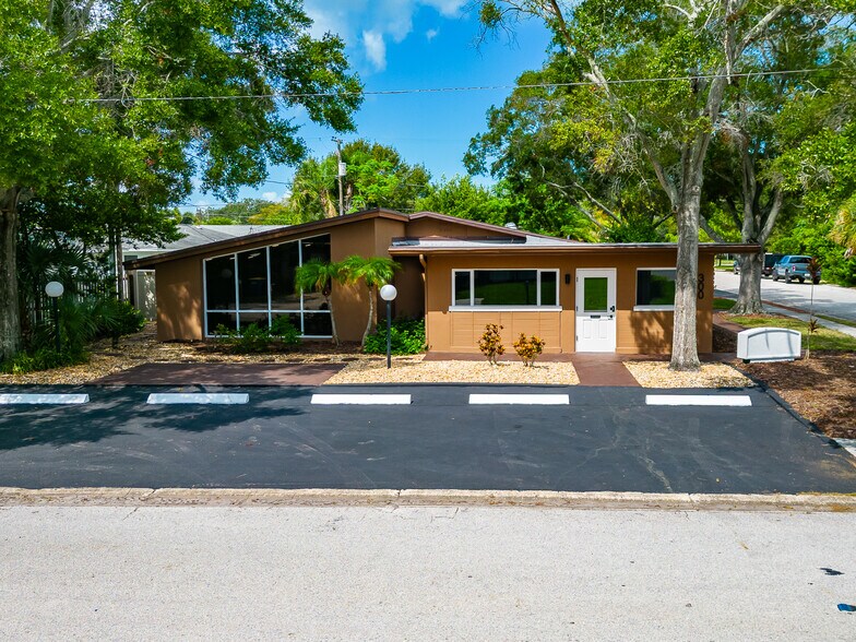 300 S Saturn Ave, Clearwater, FL for sale - Building Photo - Image 1 of 22