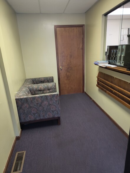 67-74 Brunswick Woods Dr, East Brunswick, NJ for lease - Interior Photo - Image 3 of 12