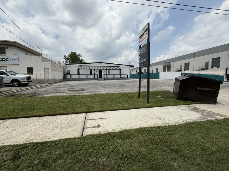 9809 McCullough Ave, San Antonio, TX for lease - Building Photo - Image 3 of 17