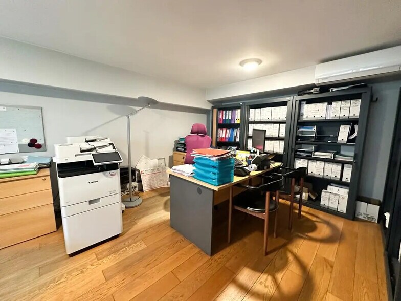 Office in Paris for lease - Building Photo - Image 3 of 7