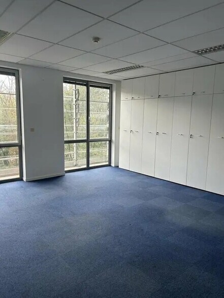 Office in Lyon for lease - Building Photo - Image 3 of 5