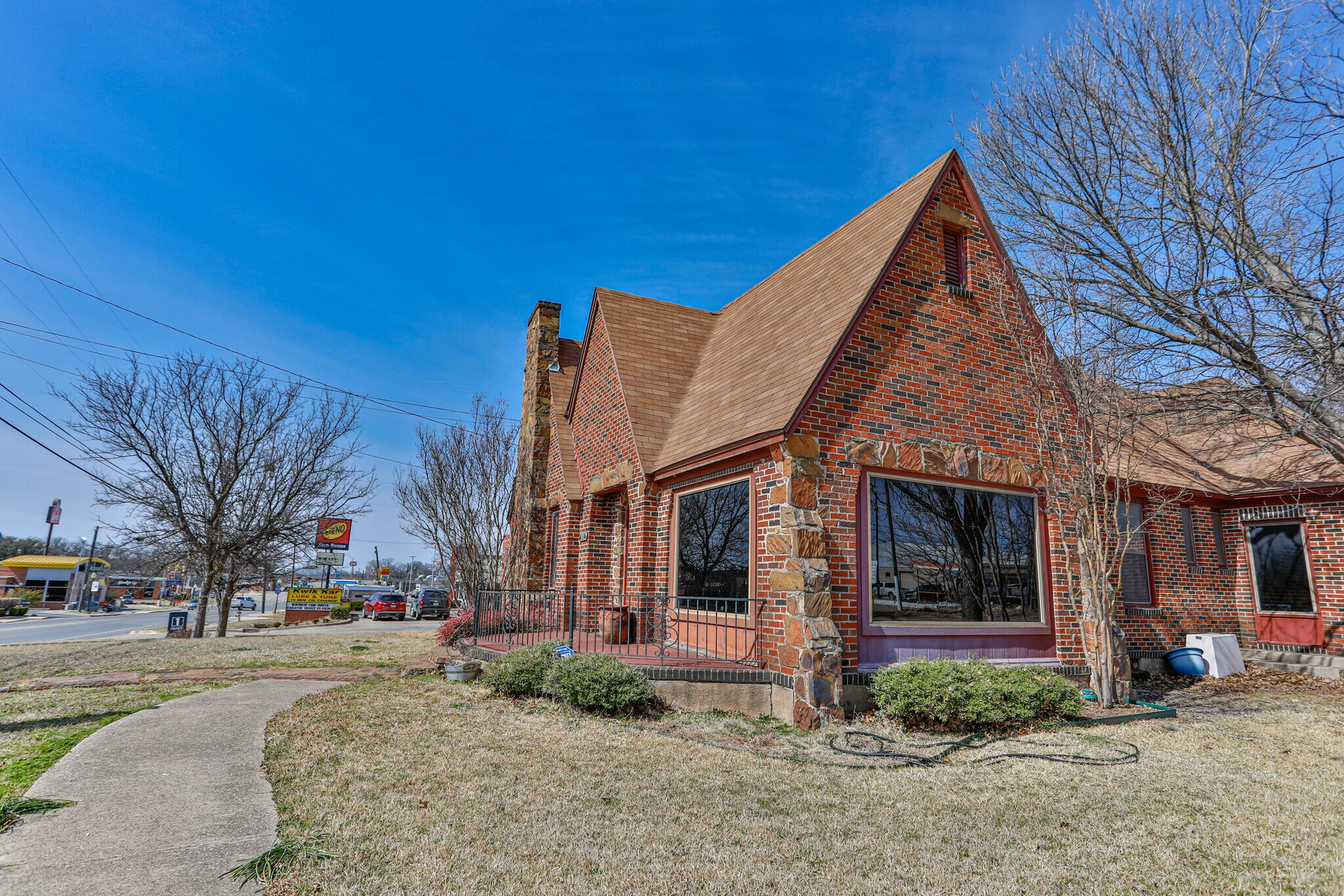 403 W California St, Gainesville, TX 76240 Office for Sale