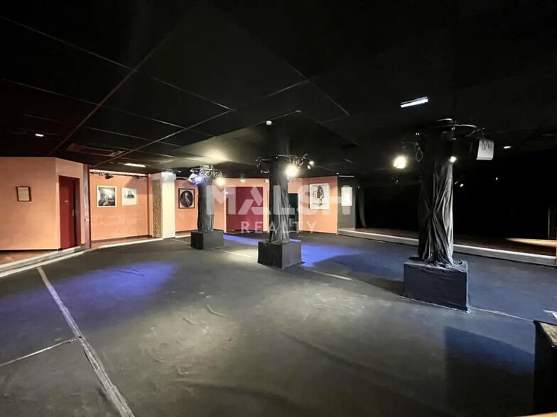 Retail in Lyon for lease - Interior Photo - Image 2 of 5