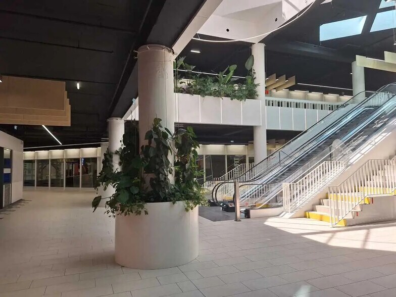 Retail in Bordeaux for lease - Building Photo - Image 1 of 5