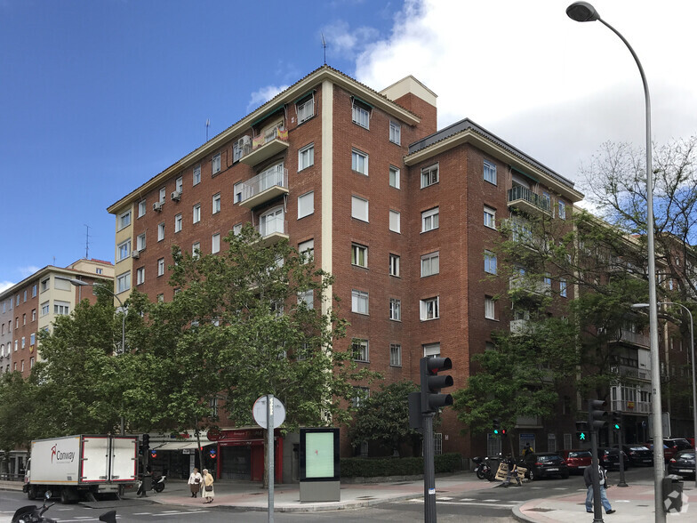 Multifamily in Madrid, MAD for sale - Primary Photo - Image 1 of 1