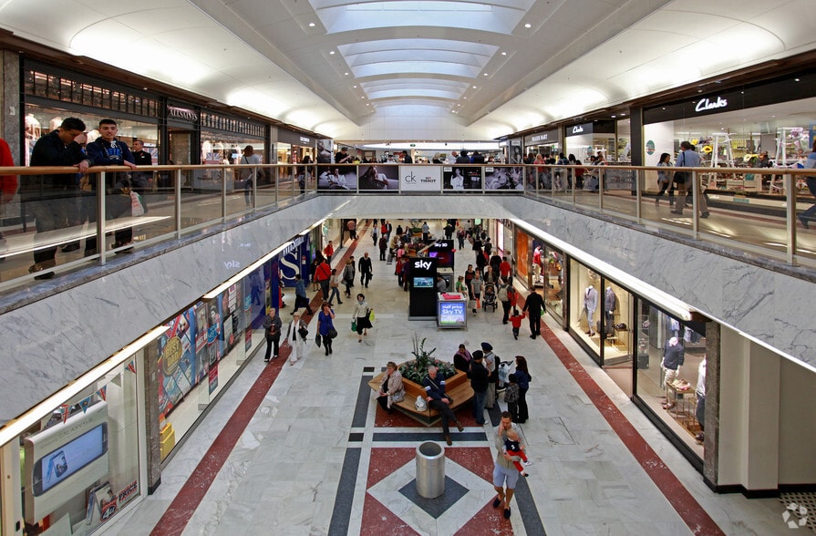 Prince Charles Dr, London for lease - Interior Photo - Image 2 of 5