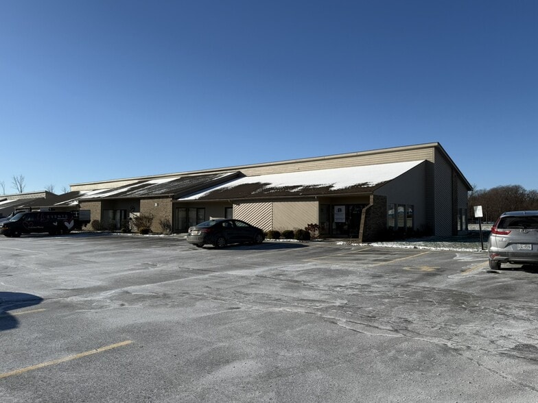 31 Erie Canal Dr, Greece, NY for lease - Building Photo - Image 1 of 5