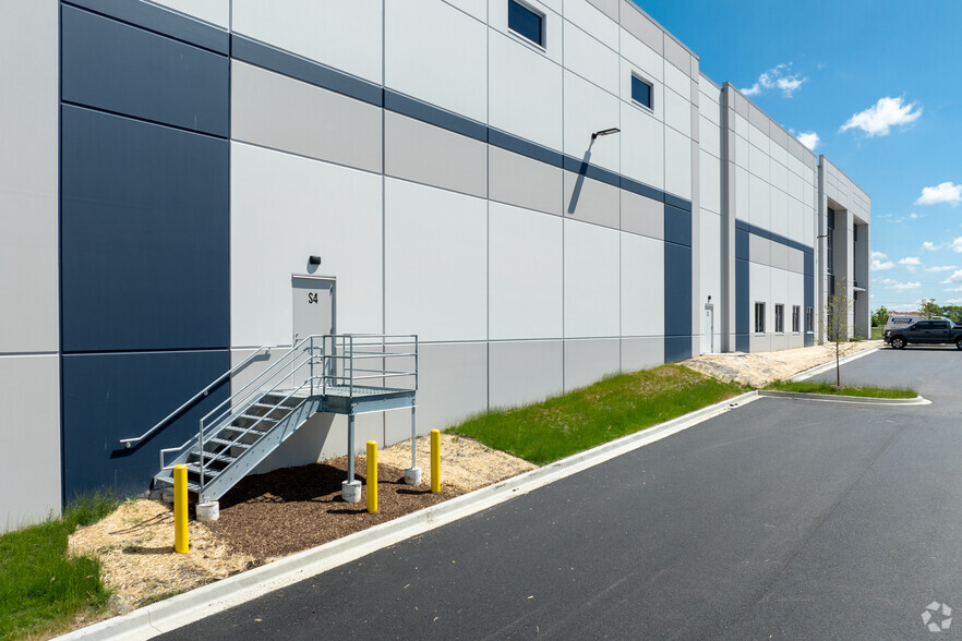 1401 N. Kirk Road, Batavia, IL for lease - Building Photo - Image 3 of 12