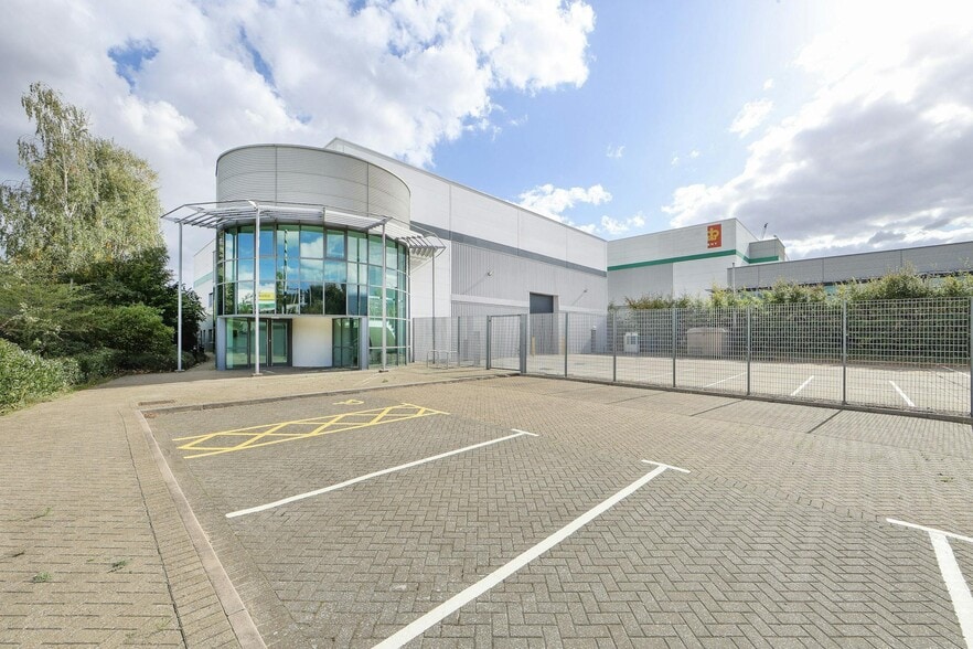 Twelvetrees Cres, London for lease - Building Photo - Image 1 of 8