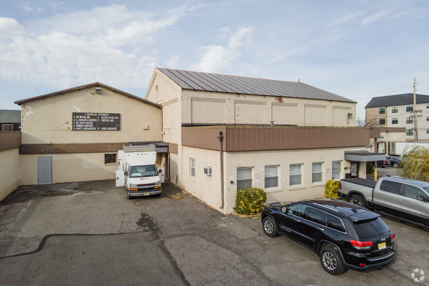 1 Maple St, East Rutherford, NJ for lease - Building Photo - Image 2 of 5