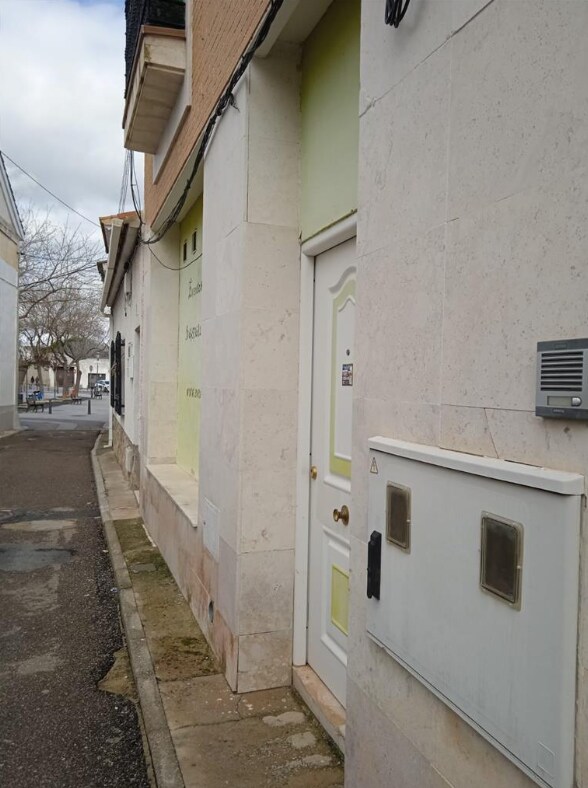 Ugena, TOL 45217 - Unit 01 -  - Interior Photo - Image 1 of 2