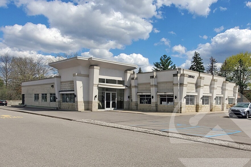 28552 Orchard Lake Rd, Farmington Hills, MI for lease - Building Photo - Image 2 of 2