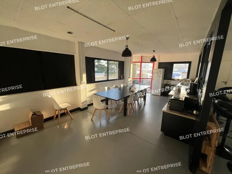 14 Rue Du Chemin Rouge, Nantes for sale - Interior Photo - Image 3 of 15
