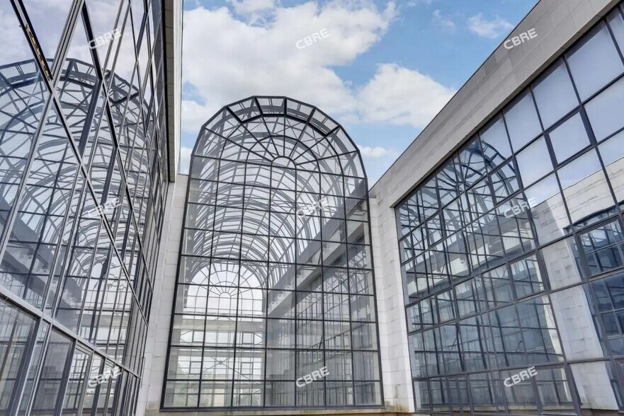 Flex in Colombes for lease - Lobby - Image 2 of 12