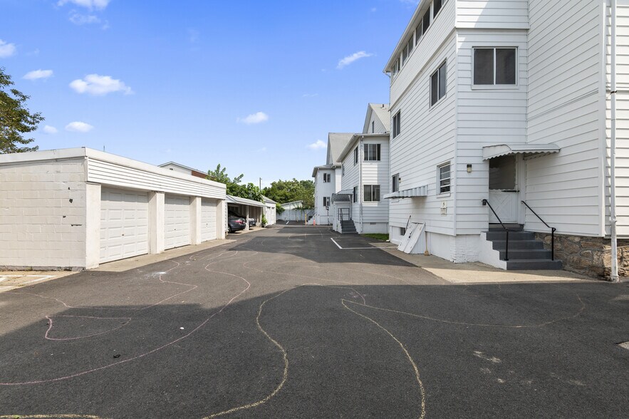 164 Wardwell St, Stamford, CT 06902 The Cove Collection