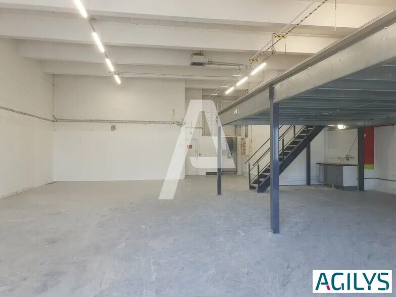 Flex in Rungis for lease - Interior Photo - Image 1 of 5