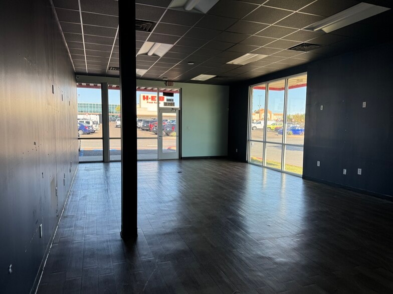 7709 McPherson Rd, Laredo, TX for lease - Building Photo - Image 2 of 9