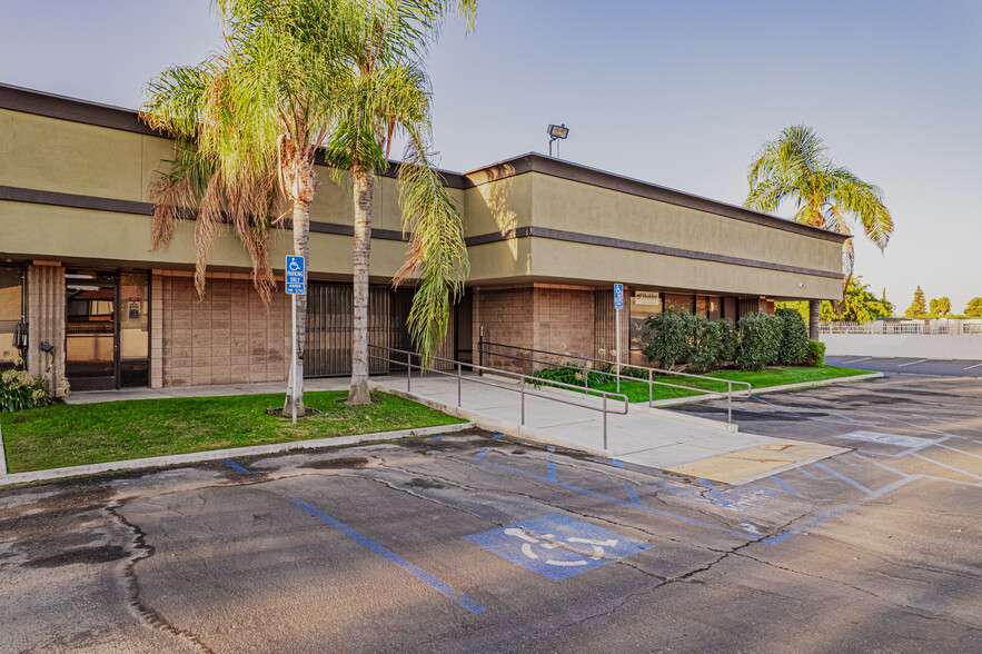 5558 California Ave, Bakersfield, CA for lease - Building Photo - Image 3 of 11