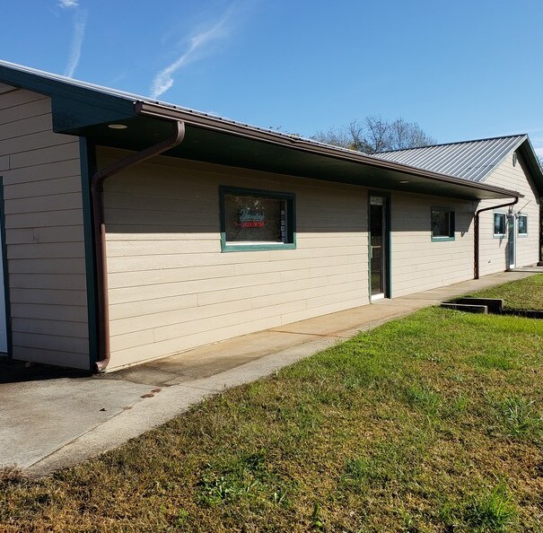 221 E South Broad St, Walhalla, SC 29691