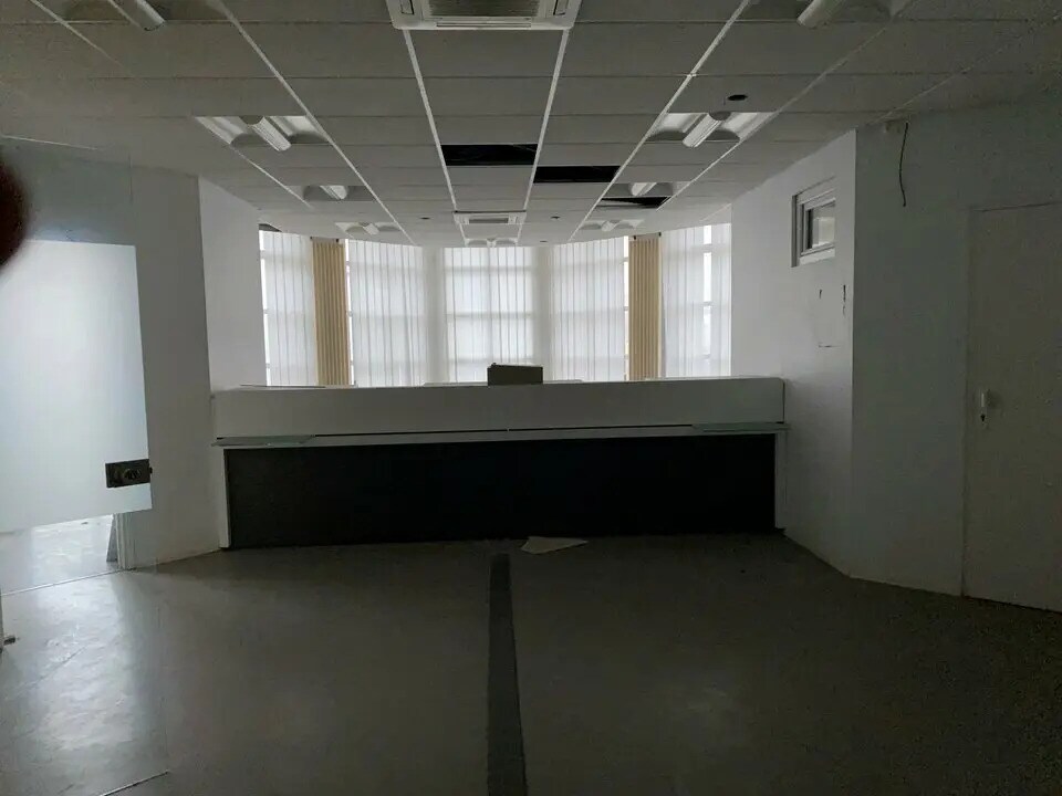 Location Commerce 133 m² à 276 m² - Photo 1