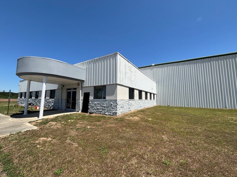 18401 Fieldcrest Rd, Laurel Hill, NC for sale - Building Photo - Image 1 of 1